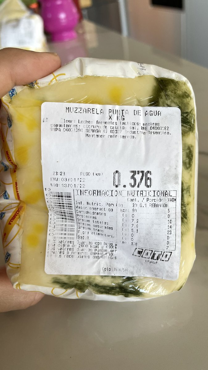 favifrias's tweet photo. Como te llega el pedido de #Coto @Coto_Ar cuando haces pedido a domicilio ( 4 así) y luego no responden mas !
#hongos #malestado #coto #queso #muzzarela https://t.co/5Tewgafm5B
