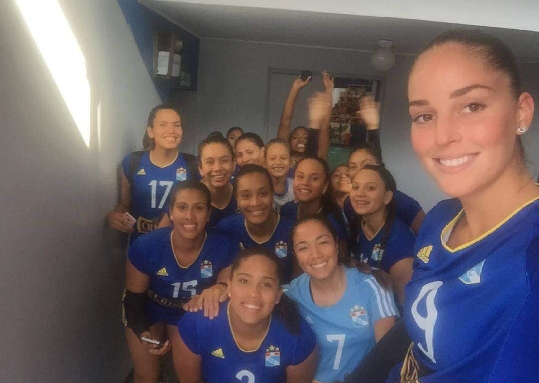 susan_egoavil's tweet photo. Hoy 3 celestes se juntan en un live a las 7pm (hora europea) todo por Instagram!
Ahí nos vemos mi gente cerveceraaaaaaa!!!!
🏐🏐🏐🏐🏐💙💙💙💙💙💙
#razamatadora is back? https://t.co/XjPE5qG3cI