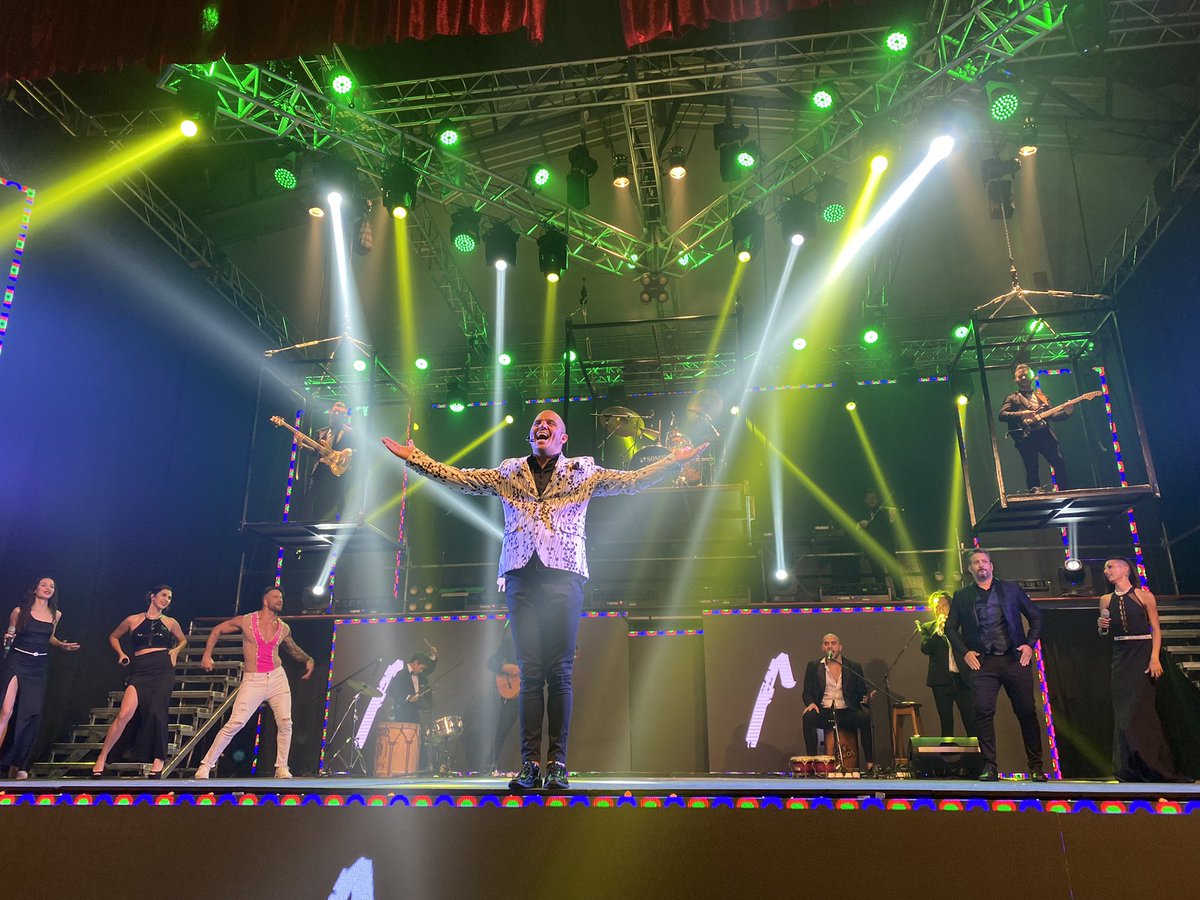 Julietaa_93's tweet photo. INCREÍBLE lo que se vive en #americashow 🎭
Humor, baile, canto, todo en un mismo espectáculo🙌🏼🙌🏼👏🏼👏🏼
@maxidiorio @AgusReyero1 @ngelcarabajal @FacundoGiovos @LucianoGiovos https://t.co/A8wkNzEvR0