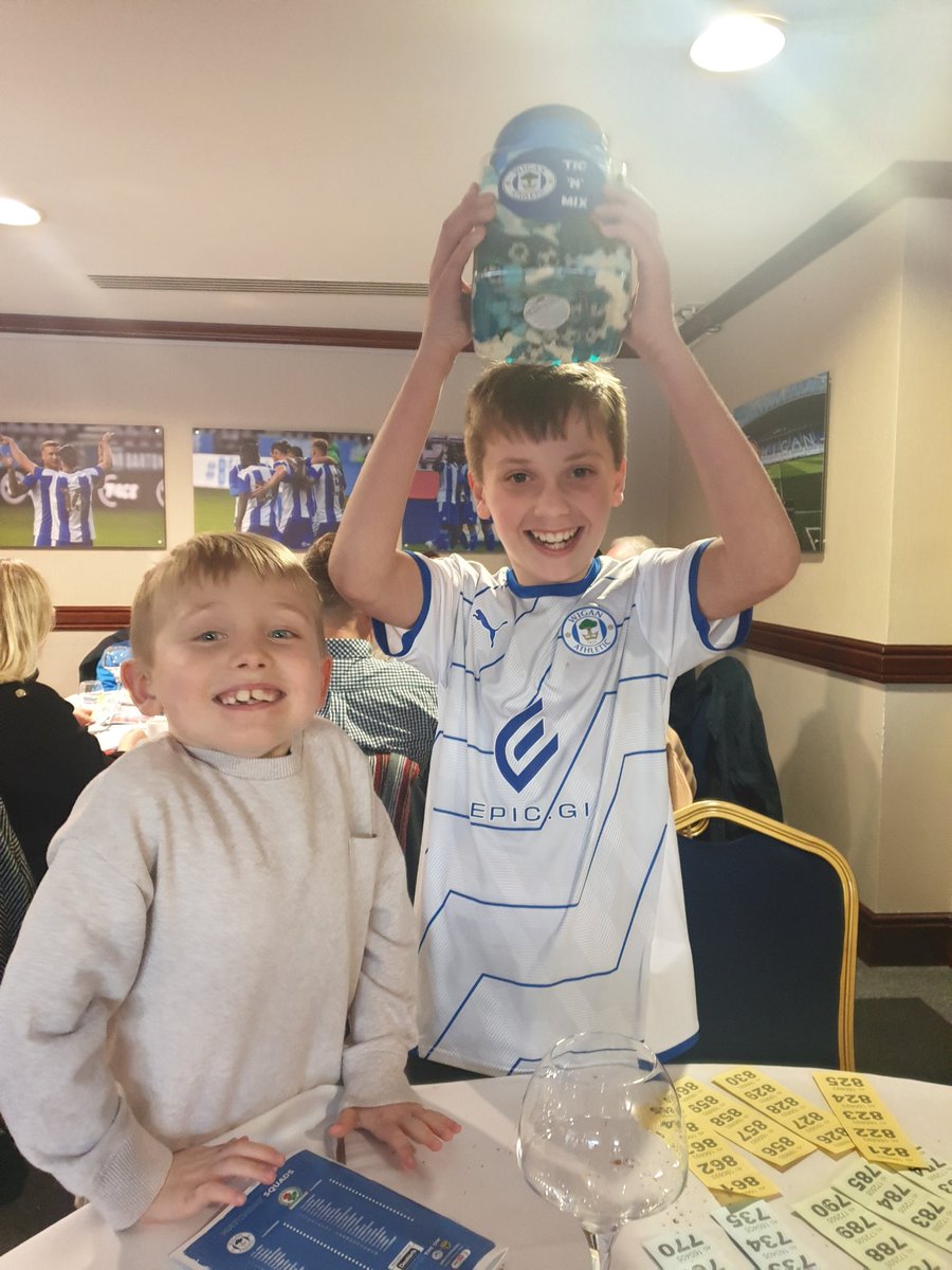 lisatyl61's tweet photo. Phoenix lounge quiz champions @anthonytylerno1 #wafc #hospitality https://t.co/FTOFKRirWf