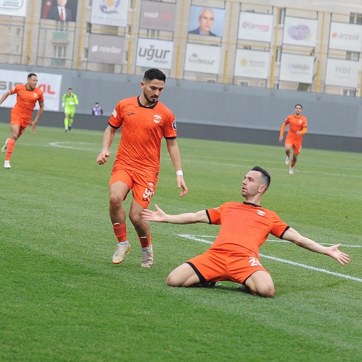 uniturbey's tweet photo. Seni sevmek aşkların en güzeli🧡🤍 https://t.co/pJb4YGqHy8