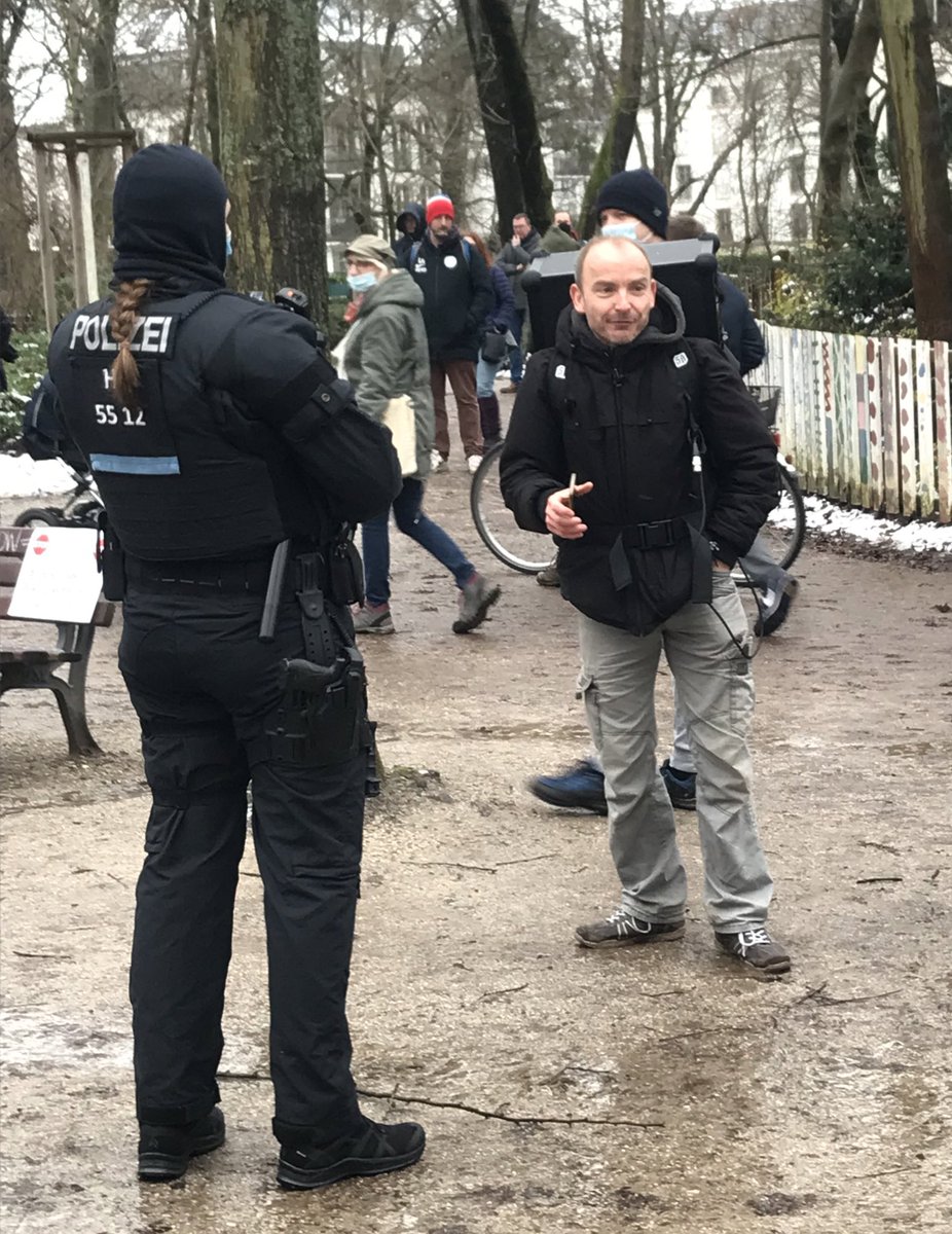 Salomee_Marte's tweet photo. #Queerdenken in Frankfurt #ffm ohne Abstand, teils ohne Maske und dennoch ohne Eingriff der Polizei. Was soll dass?! https://t.co/jS2h4h83ZQ