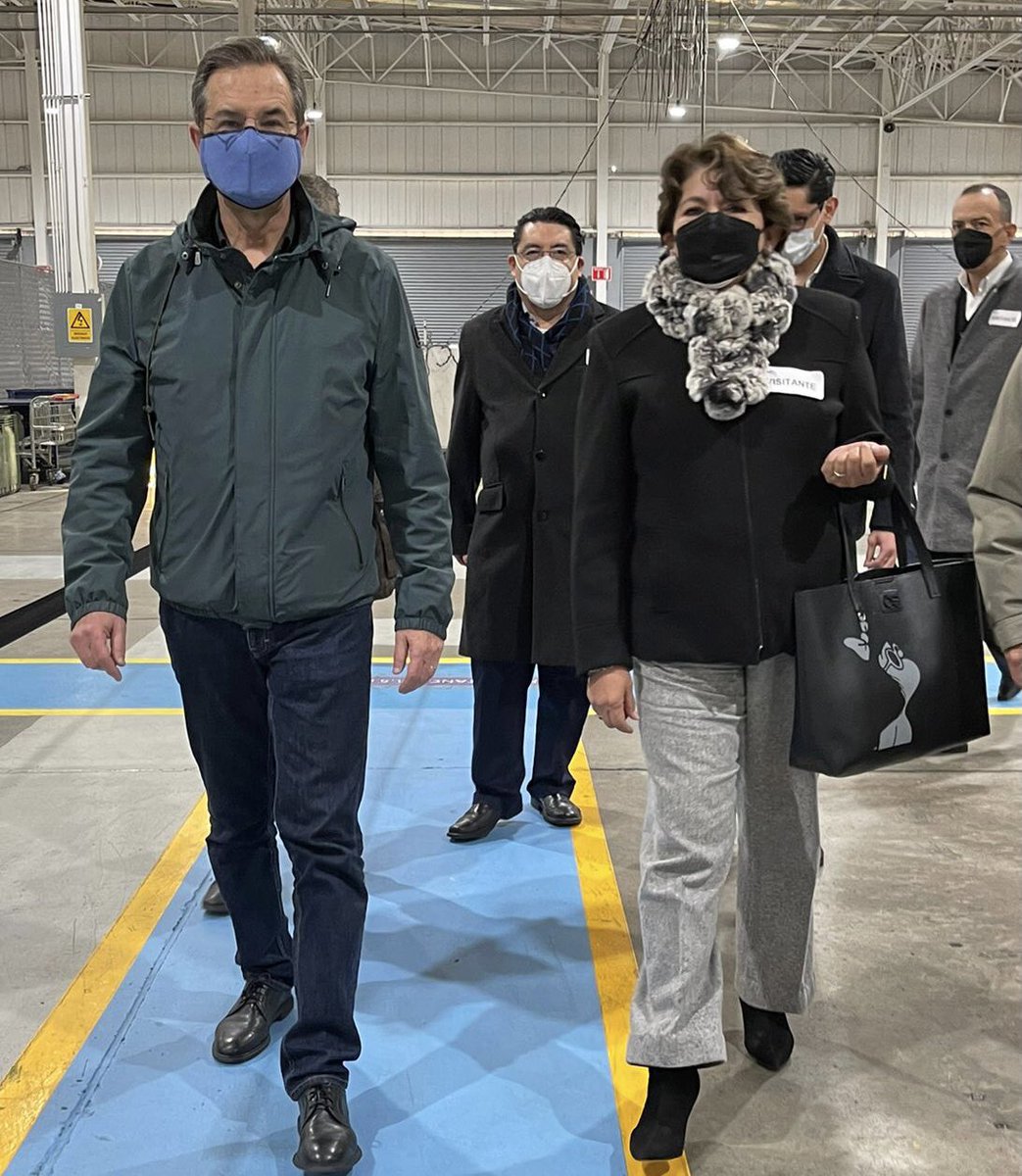 JuanRamonYo's tweet photo. Hace unos momentos en el hangar de @fedexteayuda  en @AIT_MX acompañé al Embajador @emoctezumab , quien junto con la Secretaria @delfinagomeza titular de @SEP_mx y @r_velascoa de @SRE_mx recibió el cargamento de vacunas @moderna_tx para los maestros de México. https://t.co/8KRQMqcVUC