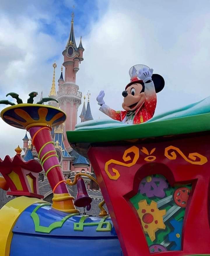 Nextstopdisney1's tweet photo. Oggi è l'ultimo giorno della stagione di Natale 
🎁🎄🎅🎄🎅🎄🎅🎄🎅🎄🎁

👋Ci rivedremo la prossima stagione per altre avventure Magiche a Disneyland Paris❤🏰❤ https://t.co/BcUDy2x0FF