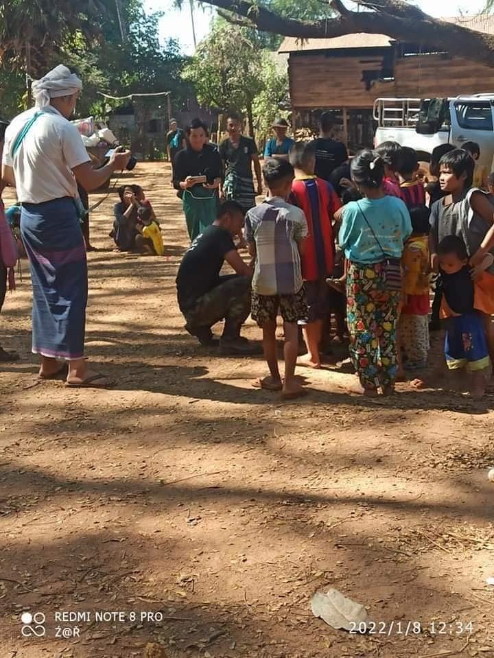 spring21MM's tweet photo. The number of refugees has increased in #Kawkayeik,Karen State as Military Terrorists were Deliberately Firing Heavy Artillery shells the whole day on Jan 8—Forcing at least 1k villagers from Satkawet &amp; Katoehta villages to flee,Damaging houses &amp; Injuring civilians.
#2022Jan8Coup https://t.co/zdXJk0DXpS