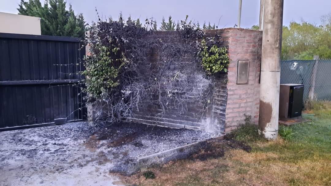 SebaMasok's tweet photo. El atentado sufrido hoy por Maximiliano Nuñez no es un hecho de inseguridad, es un hecho de violencia política y una amenaza a la democracia, a todos. Lo repudiamos y pedimos acciones concretas para identificar a los autores y terminar con estos hechos. https://t.co/86Rik1klgF
