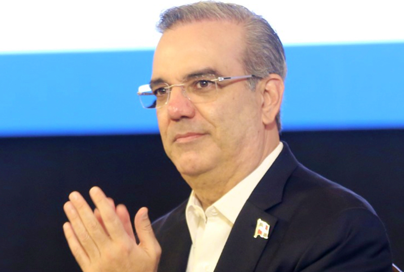 remolacha's tweet photo. Abinader: Nuevo decreto prohibe el uso de vehículos oficiales sábados, domingos y días feriados https://t.co/cQDsTLOTEy 

#remolachanet https://t.co/LwSJjzyXMT