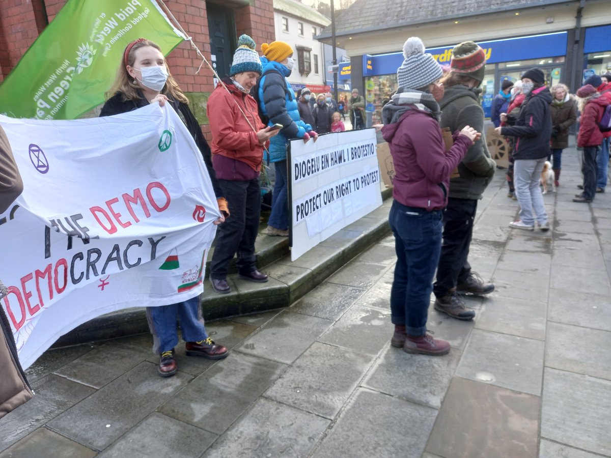 poppy_ella9's tweet photo. A protest on the right to protest in Bangor today #myfirstprotest π
I'm in the drawn square on @OwenJHurcum post https://t.co/rr8wrwCp7H