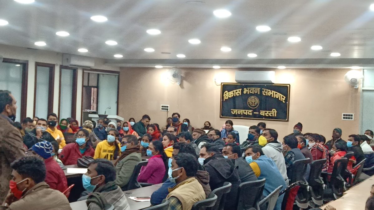 जनपद के कलेक्ट्रेट सभागार में विभिन्न ब्लॉकों के पंचायत सहायकों की बैठक में आगामी 2 दिन में कोविड-19 के पहले व दूसरे डोज से छूटे हुए लोगों की सूची तैयार कर उपलब्ध कराने के निर्देशित किया गया है जिससे ग्राम पंचायतों का #शतप्रतिशतटीकाकरण का लक्ष्य हासिल किया जा सके।

<a href="/CMOfficeUP/">CM Office, GoUP</a>