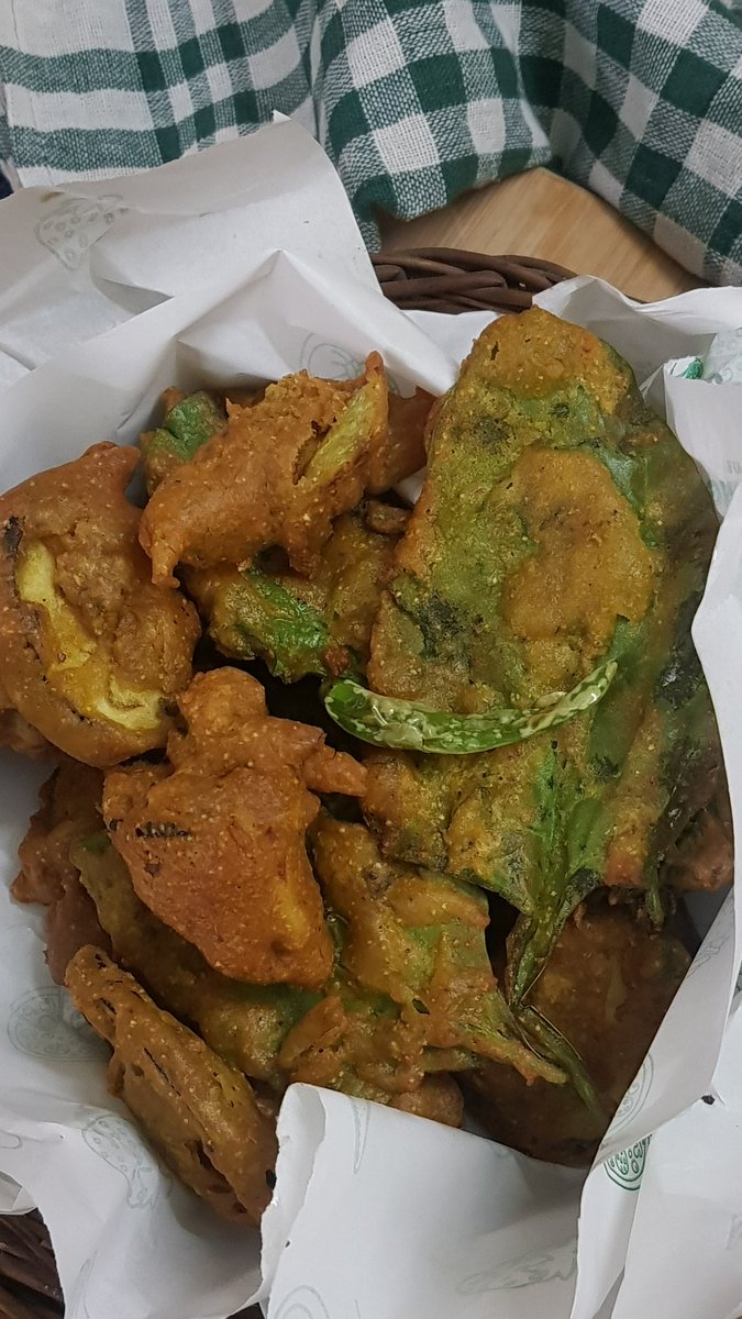 moon_fndn's tweet image. Romancing the Rain. #Pakode