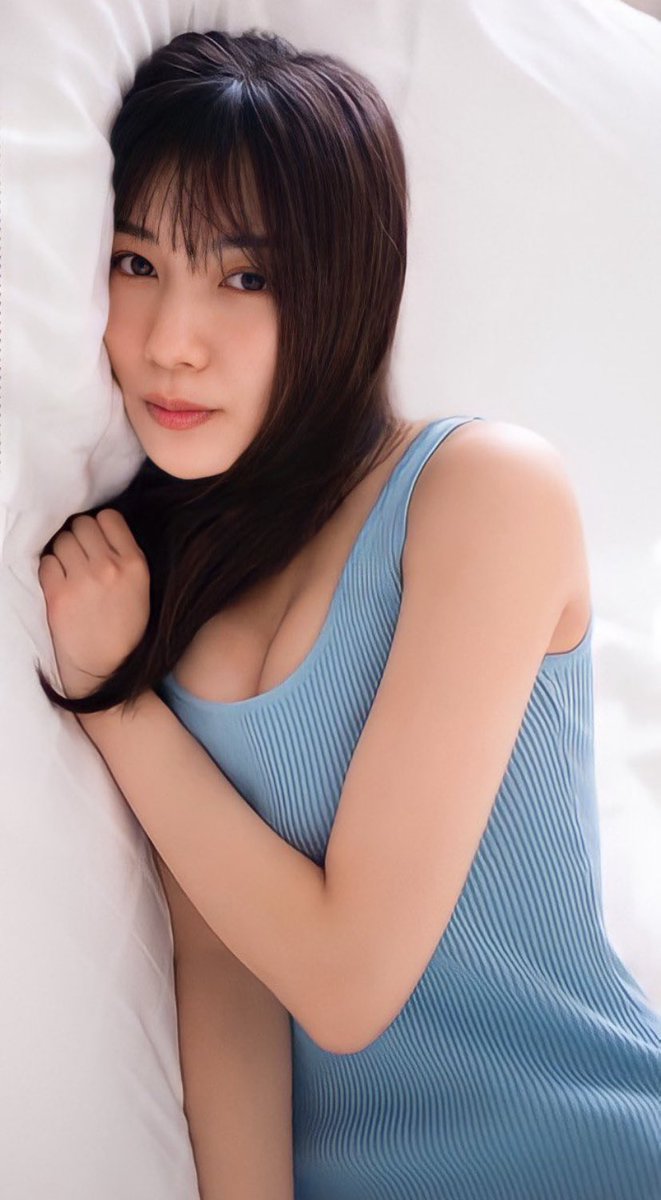 さすがにエロすぎる。服の生地が太って見えるのが良き。歯が乾いちゃうからお口閉じてるのかな？乾いて酸っぱいおっきい歯の匂い一日中嗅いでいたい。