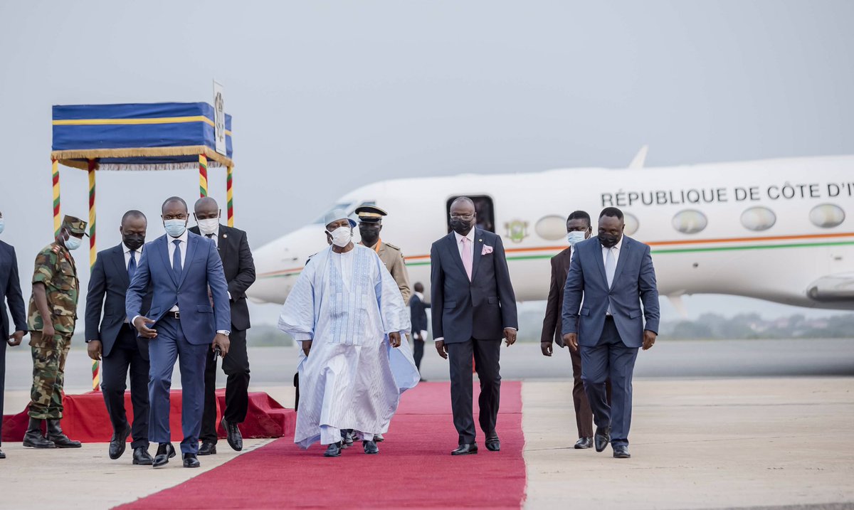 AOuattara_PRCI's tweet photo. Je suis arrivé, ce samedi, à Accra (Ghana) en vue de prendre part au Sommet extraordinaire des Chefs d'État et de Gouvernement de la #CEDEAO sur la situation sociopolitique au Mali, et à un Sommet extraordinaire des Chefs d'État et de Gouvernement de l'#UEMOA. https://t.co/MbF8CpkUdl