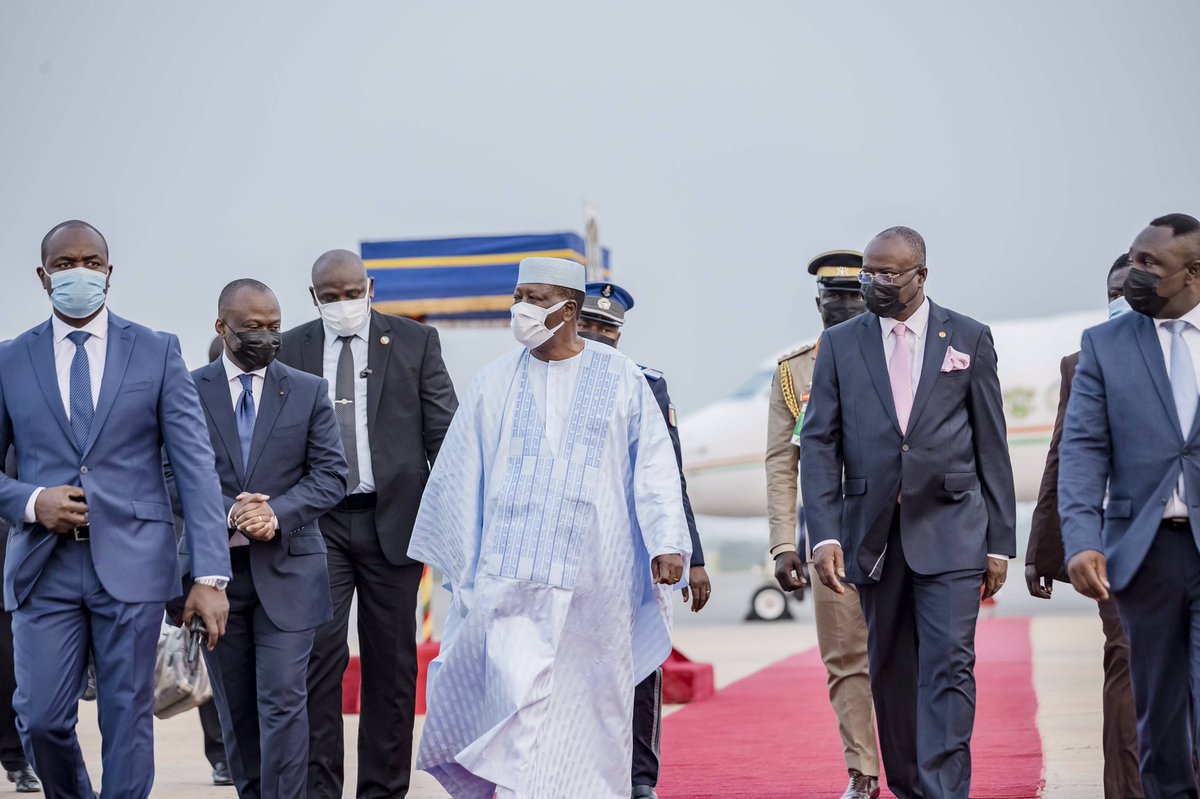 AOuattara_PRCI's tweet photo. Je suis arrivé, ce samedi, à Accra (Ghana) en vue de prendre part au Sommet extraordinaire des Chefs d'État et de Gouvernement de la #CEDEAO sur la situation sociopolitique au Mali, et à un Sommet extraordinaire des Chefs d'État et de Gouvernement de l'#UEMOA. https://t.co/MbF8CpkUdl