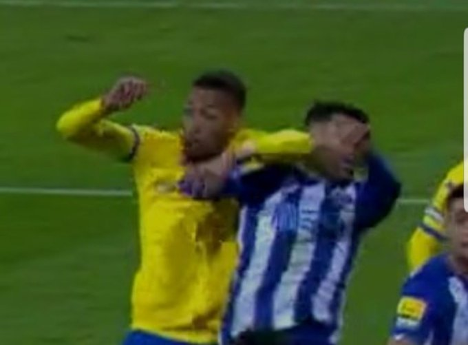 didofn__'s tweet photo. "falta? aonde ta a falta?" vou dar um supapo destes a um gajo ele nao me da um abraço de certeza ai o caralho https://t.co/crE6ub3QPk
