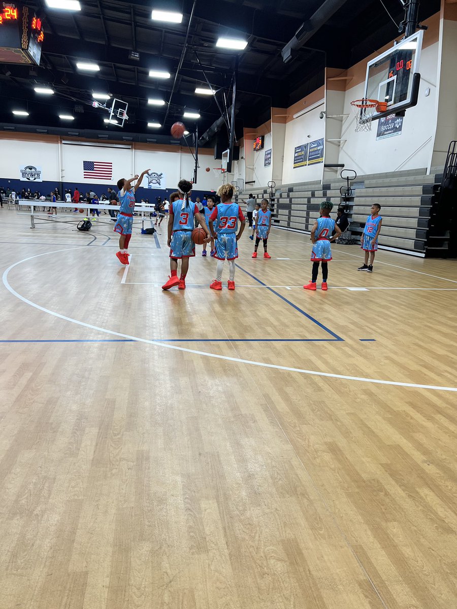 taptap0605's tweet image. @LeMeloBallBBB representing your shoes in Texas!! 2nd graders balling out!  How about the blue ones! #safuture