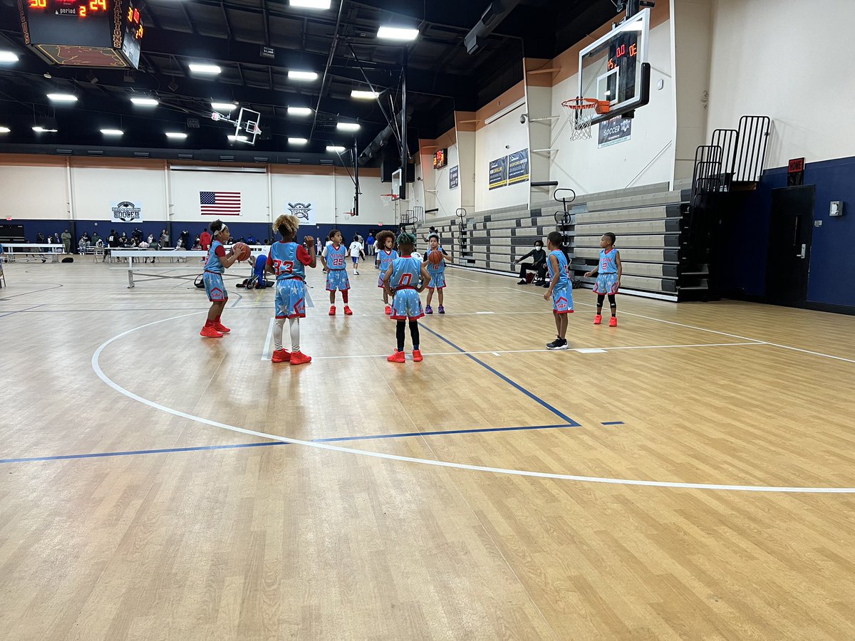 taptap0605's tweet image. @LeMeloBallBBB representing your shoes in Texas!! 2nd graders balling out!  How about the blue ones! #safuture