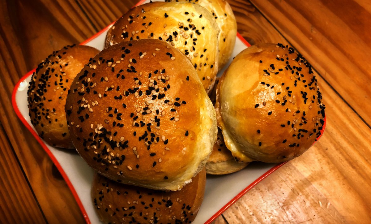TDittkuhn's tweet photo. Heute gab es in der #Coronakitchen Thai-#Burger mit selbst gemachten #Brioche-Buns. Lecker 😋 Und #Pappsatt https://t.co/IAz3nlkxOW