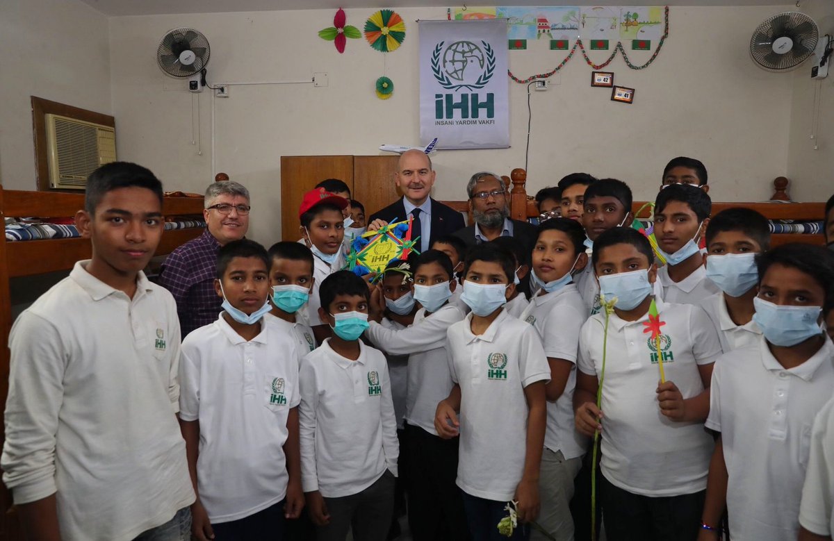 suleymansoylu's tweet photo. "Yetim gülerse dünya güler..."

Bangladeş’in başkenti Dakka’da, yetim çocuklar için @ihhinsaniyardim tarafından kurulan Barınma ve Eğitim Merkezi'ni ziyaret ettik https://t.co/7aQ5gl0yid