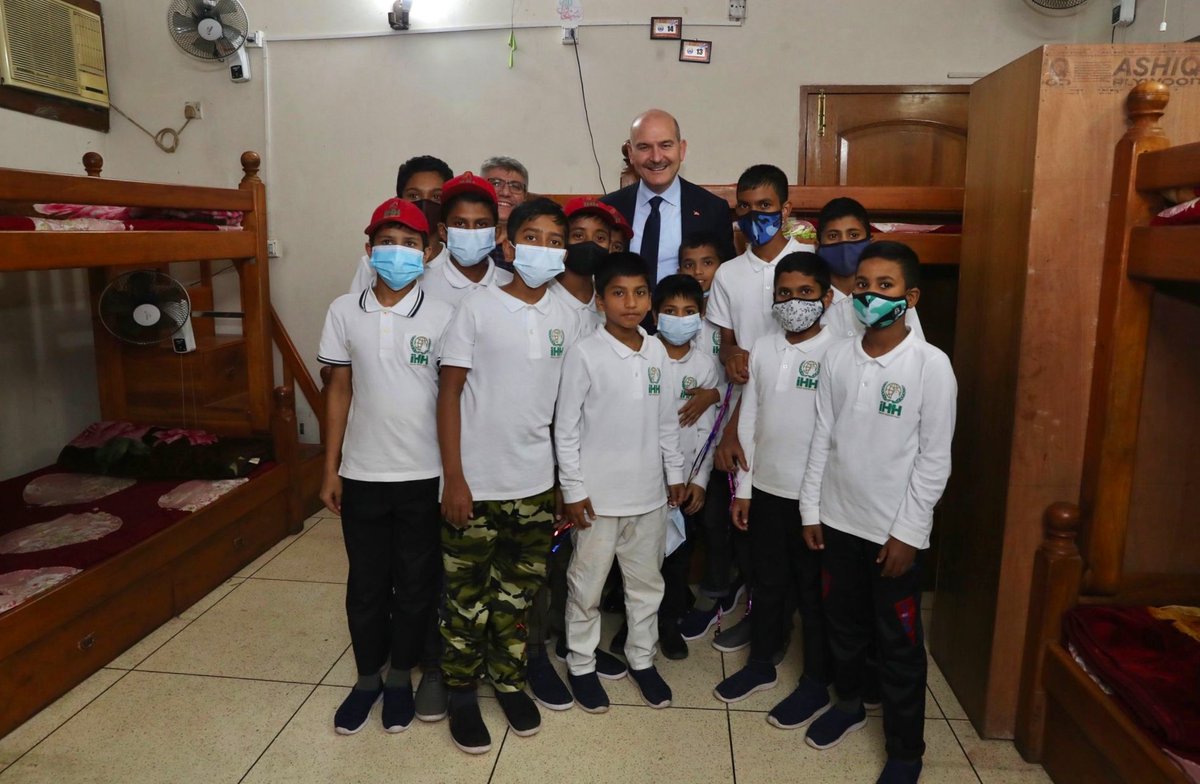 suleymansoylu's tweet photo. "Yetim gülerse dünya güler..."

Bangladeş’in başkenti Dakka’da, yetim çocuklar için @ihhinsaniyardim tarafından kurulan Barınma ve Eğitim Merkezi'ni ziyaret ettik https://t.co/7aQ5gl0yid