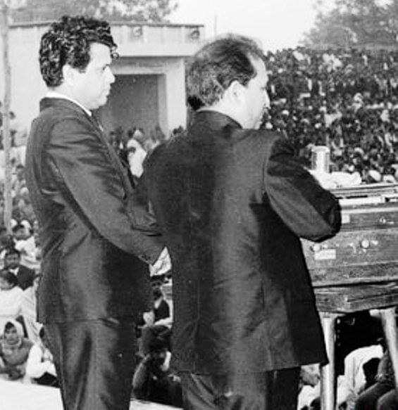 SJFansAssnCal's tweet photo. In a stage program (perhaps in Rourkella) music director #Jaikishan and #Shankar 
#shankarjaikishan
#ShankarJaikishan
#stage 
#stageprogram
#stadium https://t.co/KcCwltWffj