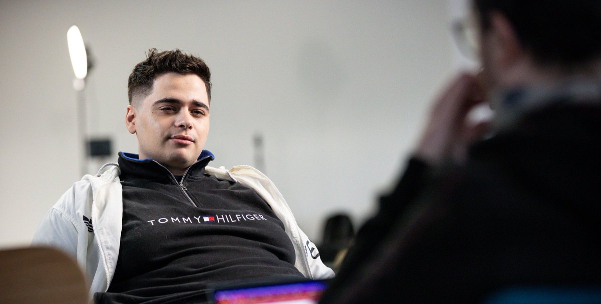 KarmineCorp's tweet photo. « - Monsieur Kebir, vous me dites que vous avez recruté @RekklesLoL pour le mettre en support sur Senna, c’est bien ça ?

- En légende. » https://t.co/27A6wUmrOV