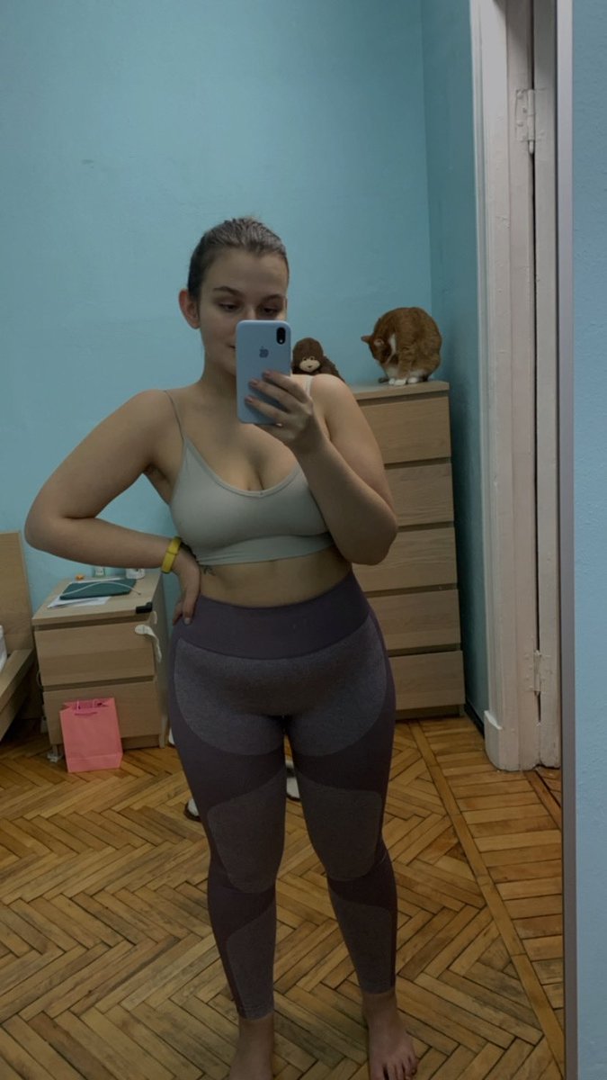meremorya's tweet photo. Мой Новый год начался с того, что я взяла себе диетолога и начала худеть. Диета, тренировки, все дела.
Семья вокруг кушает вку��но, но даже это не сбивает меня с пути. 
Начала пить фильтр чаще, т.к в нем калорий меньше 0 😂😂 не то, что в латте 🙈
А на фото я сейчас))) https://t.co/thidAl3X13