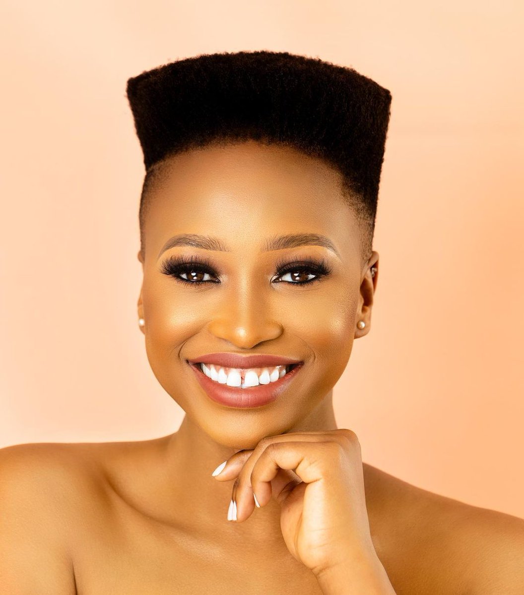 Set that was used to master Zola Nombona hairstyle.