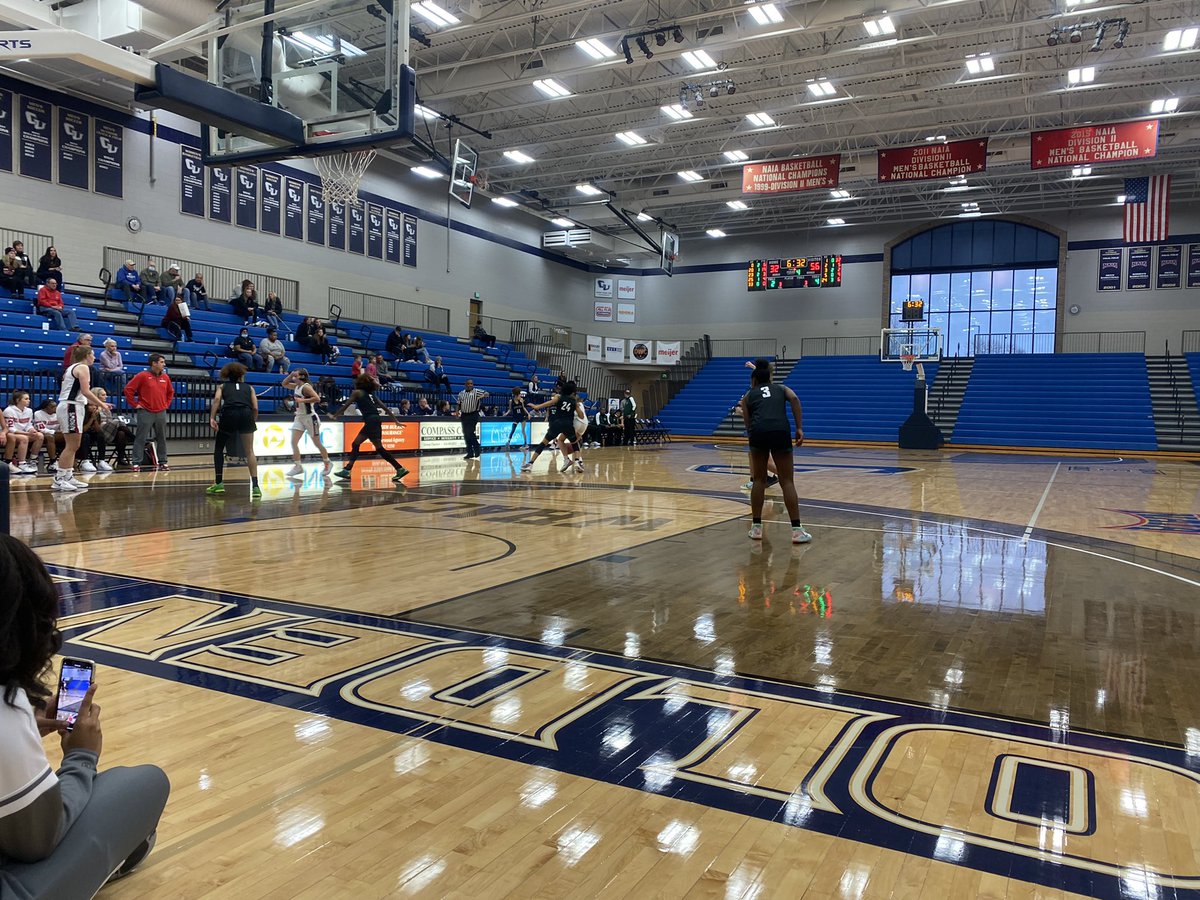 TheCEO_UTS's tweet photo. #CeoRecruiting #GirlsBasketball

#2 @apgirlsbball vs. Lowell 

@UTS_INC_Sports @2024Wallace (2024) Guard @apgirlsbball is lighting it up from 3 point range #TheUTSway⬛️🟨

Arbor Prep 60
Lowell 37 (4th Quarter) https://t.co/Sp0rurCEPI