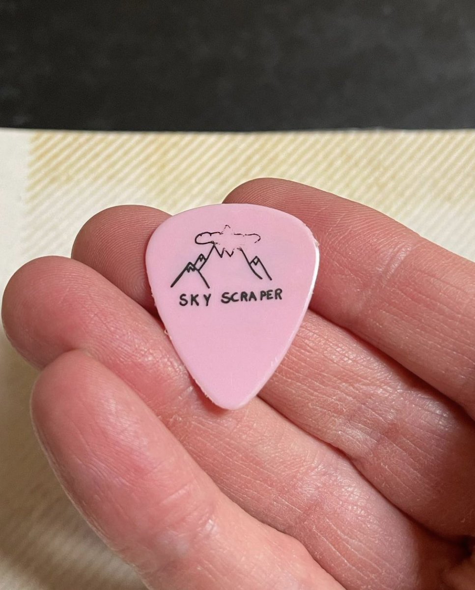 Myles on IG : « Thank you <a href="/thornicus/">Neil Thorne</a> for nominating me for #firstguitarchallenge 🙌🏻 I cleaned horse manure for 9 months to save up for this over the top Ibanez DT250. I was 15 years old proudly wearing my favorite Van Halen shirt which leads to an interesting twist of […] »