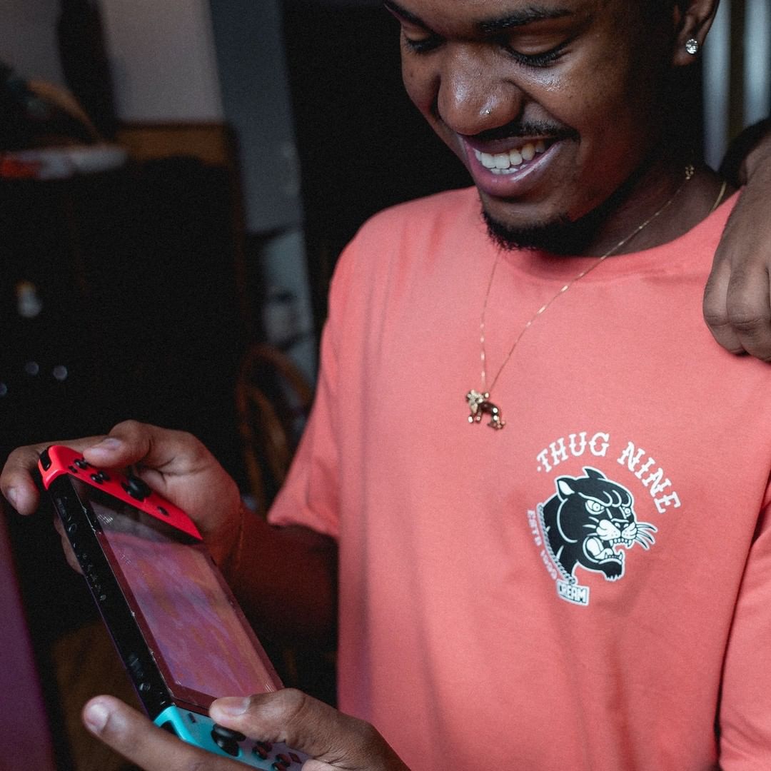 camisa thug nine rosa