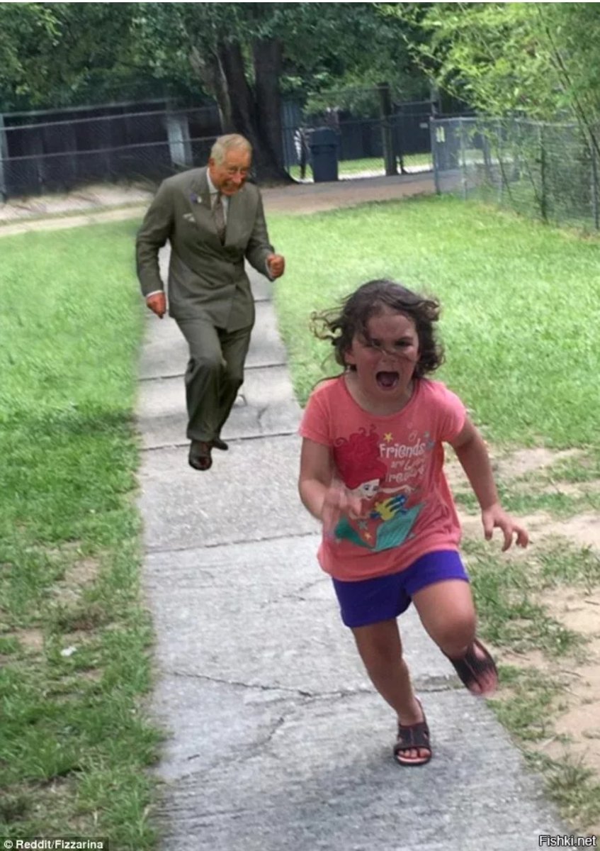 Девочка убегает