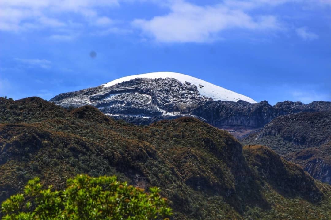 ParquesColombia's tweet photo. Santa Isabel, El Ruiz y Tolima son los nombres de los tres nevados con los que cuenta el PNN Los Nevados. Sus ecosistemas albergan gran variedad de especies de flora y fauna especialmente de aves.
No dejes de visitarlos estás vacaciones.
#VisitoMisParques #Colombia #Natural https://t.co/QPz65JqcH2
