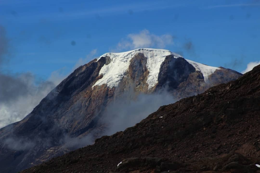 ParquesColombia's tweet photo. Santa Isabel, El Ruiz y Tolima son los nombres de los tres nevados con los que cuenta el PNN Los Nevados. Sus ecosistemas albergan gran variedad de especies de flora y fauna especialmente de aves.
No dejes de visitarlos estás vacaciones.
#VisitoMisParques #Colombia #Natural https://t.co/QPz65JqcH2