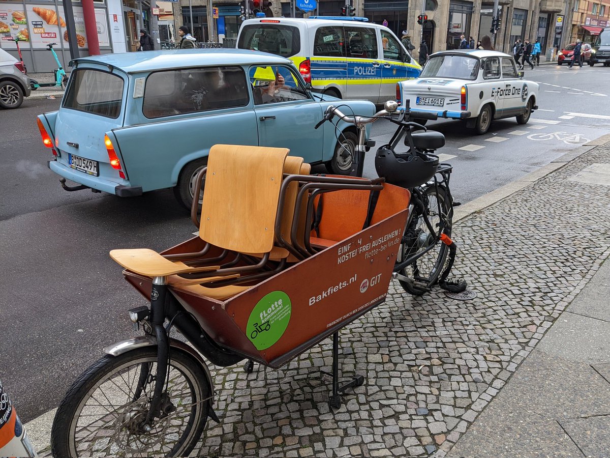 fLott ein paar Stühle geshopt :) Danke <a href="/fLotteBerlin/">fLotte Berlin</a> !