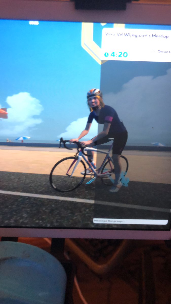 Kijk… dit ben ik 😜 ik fietste vanmiddag een rondje met <a href="/DDiabeet/">De anonieme diabeet</a>. Naast elkaar de berg op in virtuele wereld…