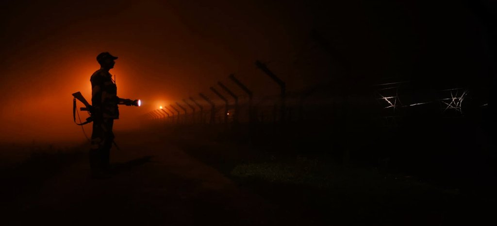 BSF_India's tweet photo. #JustAnotherDayAtWork
चले आओ कभी, देखो सरहद की निगेहबानी क्या होती है? 
आँखें जागती है जिसके खातिर, वो मेहबूब-ए-वतन क्या होती है?
Undaunted #SeemaPrahari guarding the Border in the chilling night.

सीमा सुरक्षा बल - सर्वदा सतर्क

#JaiHind 
#NationFirst 
#FirstLineofDefence https://t.co/yxZweS6IR2