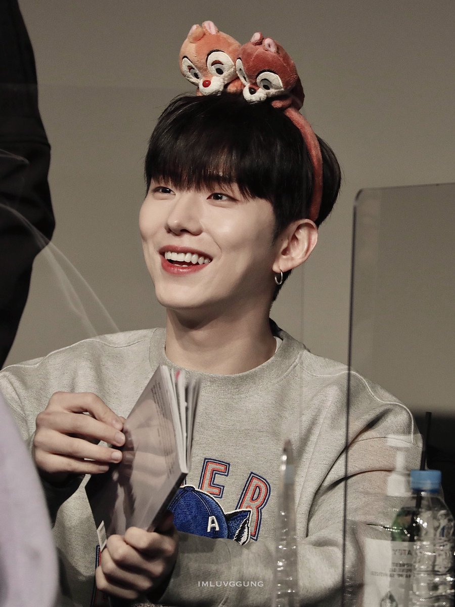 imluvggung's tweet photo. 220108 애플뮤직 대면팬싸

동안을 넘어서… 롯데월드 온 초등학생같다

#기현 https://t.co/9FRyLusX86