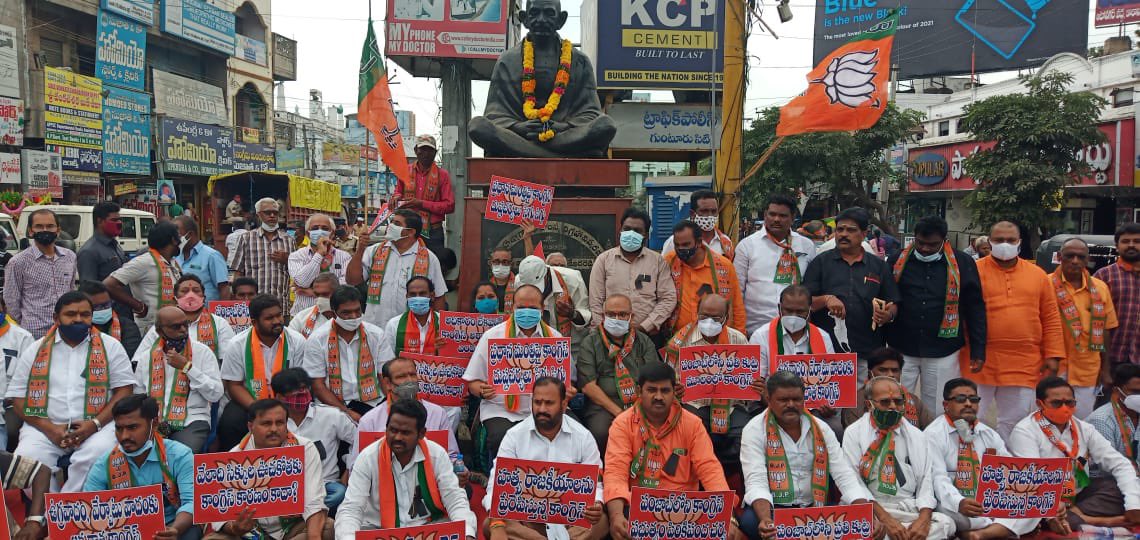 KLNTDP's tweet photo. పంజాబ్ లో దేశ ప్రధాని శ్రీ @narendramodi గారి పర్యటనలో కాంగ్రెస్ దుశ్చర్య కాంగ్రెస్ ఉగ్రవాద ఆలోచనా విధానానికి నిదర్శనం. 

కాంగ్రెస్ కుటిల రాజకీయాలకు నిరసనగా ఈరోజు గుంటూరు మున్సిపల్ కార్యాలయం వద్ద భాజపా నాయకులు,కార్యకర్తలతో కలిసి శాంతియుతంగా నిరసన వ్యక్తం చేశాము.
 #LongLivePMModi https://t.co/Y2eC3aq9km