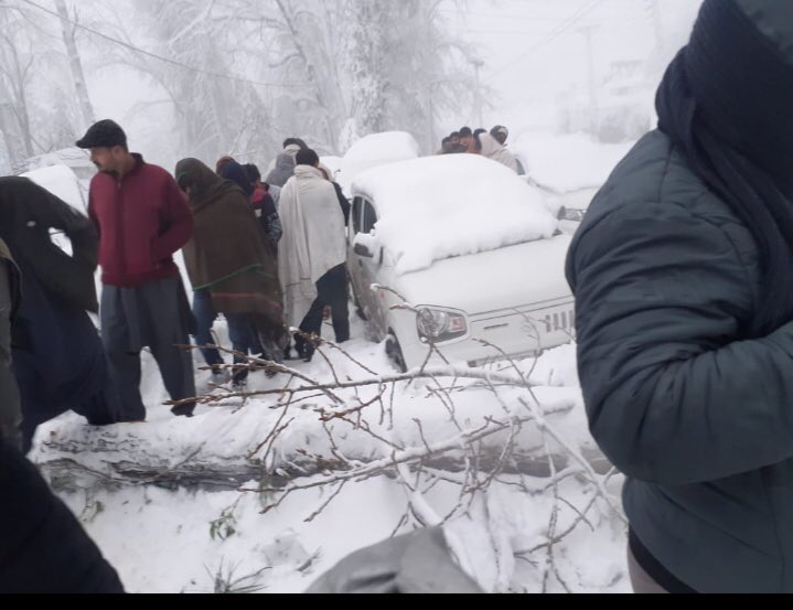 RamzanBaloch02's tweet photo. Heart Breaking to see people dying in Murree due to heavy snow Fall Several families lost their lives after getting stuck in roadblocks with overnight snowfall.
Ya Allah Reham 
#Murree https://t.co/nMllD9mtSh