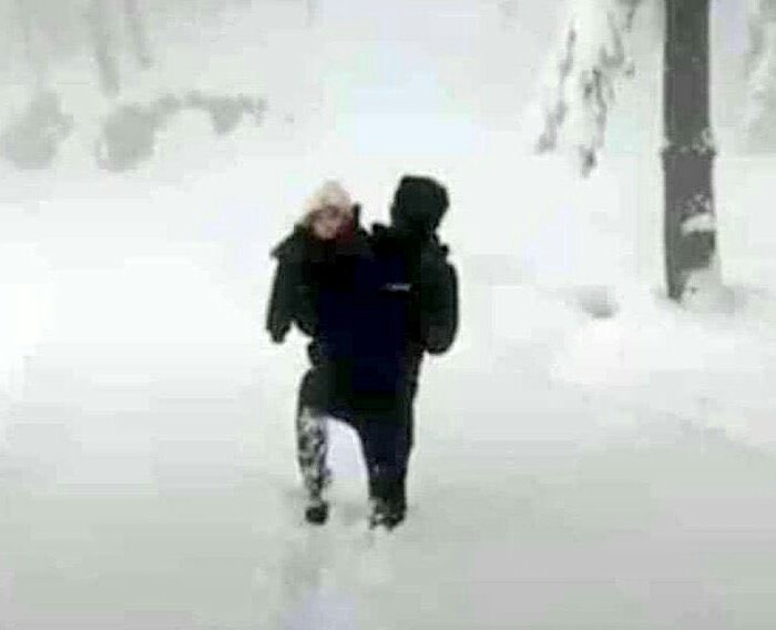 RamzanBaloch02's tweet photo. Heart wrenching scenes from #Murree
A father is seeking to save his child's life😨 https://t.co/puE2zSEEPc