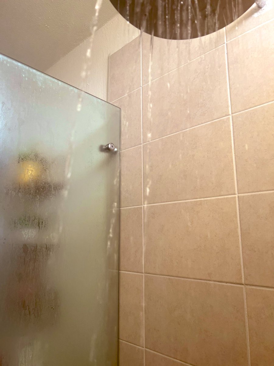 wc224c's tweet image. buenos dias bebes starting the day with a very hot shower!