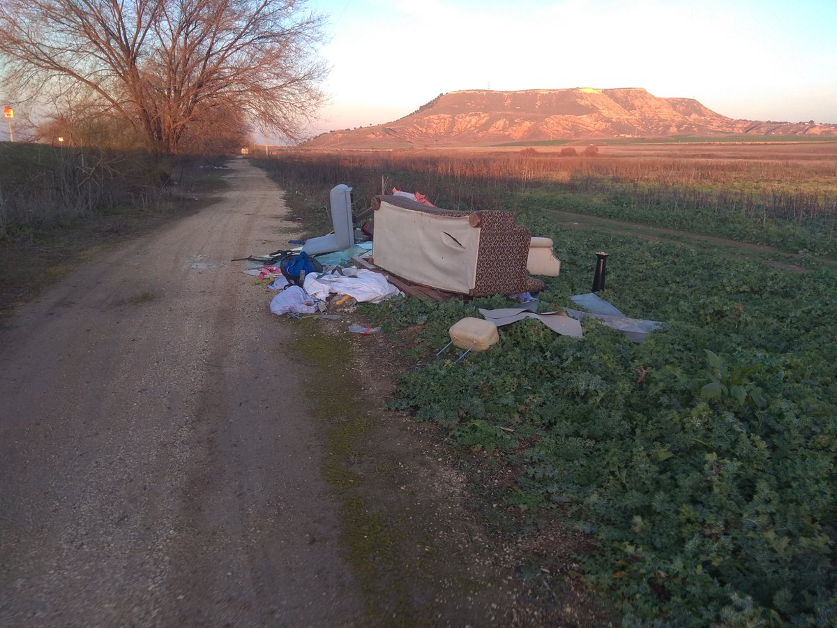 JaviLloayu's tweet photo. @112cmadrid @Ayto_Torrejon @elpais_eco #basuraleza alguien ha creado su propio vertedero en la m-203 km 18 https://t.co/h55lUd7OF1