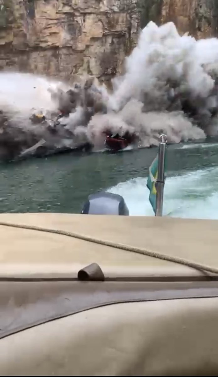 Gui_alvesc's tweet image. Barragem da Mina Pau Branco, em Nova Lima, rompida. 

Pedaço do Cânion em Capitólio caindo em cima de três lancha, deixando mortos. 

Eu dormi um pouquinho e o Brasil tá acabando. Que Deus conforte às famílias e que tudo seja resolvido logo.