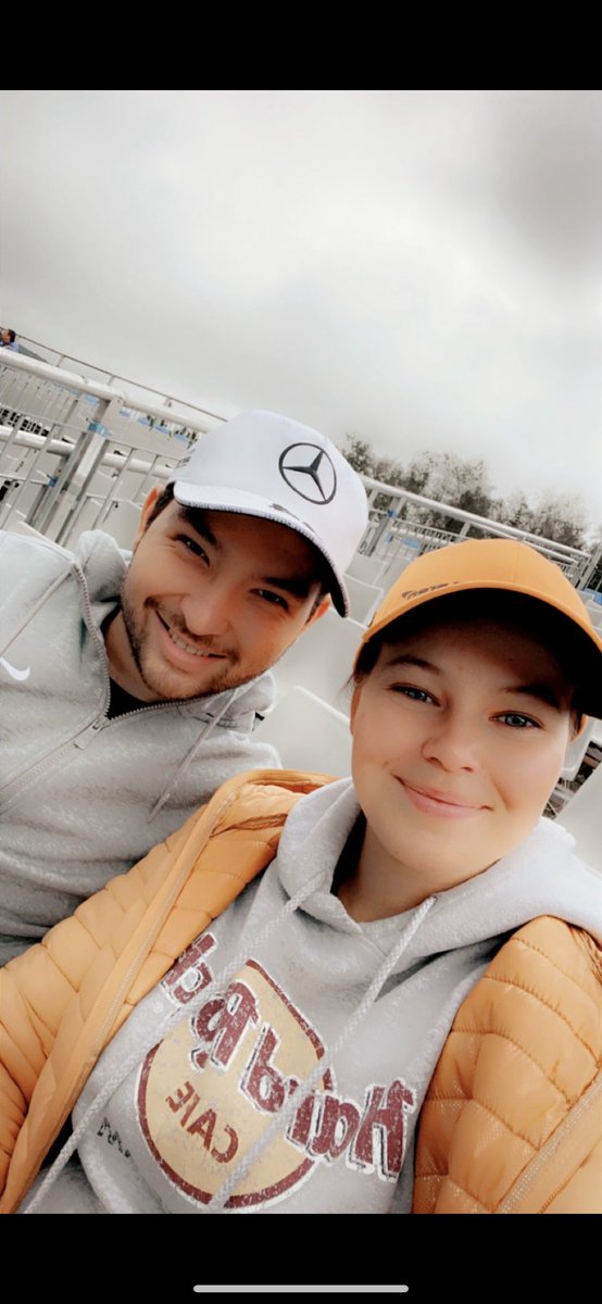 Margaux2310's tweet photo. Cela nous représente plus tôt bien 😂 @xatox012  #f1twtselfieday https://t.co/b8KcJ6LYbo