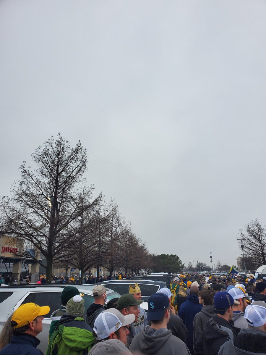 StevePhipps6's tweet photo. 10 minutes until kickoff and we are 5000 out from getting in we have been in line for 1 hr NCAA SUCKS THIS VENUE IS A JOKE https://t.co/XtQb78mF0y