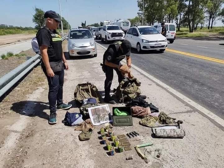 LadyAMA01091892's tweet photo. Detienen en la pampa a dos personas con municiones de guerra y ropa del ejército..a que no adivinan a que espacio político pertenecían los pibes para la liberación detenidos? 😆 https://t.co/blgtRuzouv