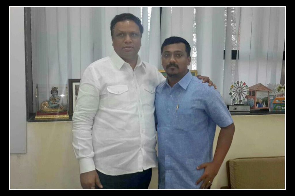 PalekarSpeaks's tweet photo. आदरणीय @ShelarAshish जी यांना आणी परिवारातील सदस्य यांना विखारी शब्दात धमकी देनार्या अराजक प्रवृतीचा मी व्यक्तिशा तीव्र निषेध करतो..
सामान्य जनतेचे असामान्य असे संघर्षातून पुढे आलेले आशीषजी हे आमचे नेते असून आम्ही सदैव  त्यांच्या सोबत आहोत..
#leadingfromfront #AshishShelar https://t.co/bAwBw4It6E