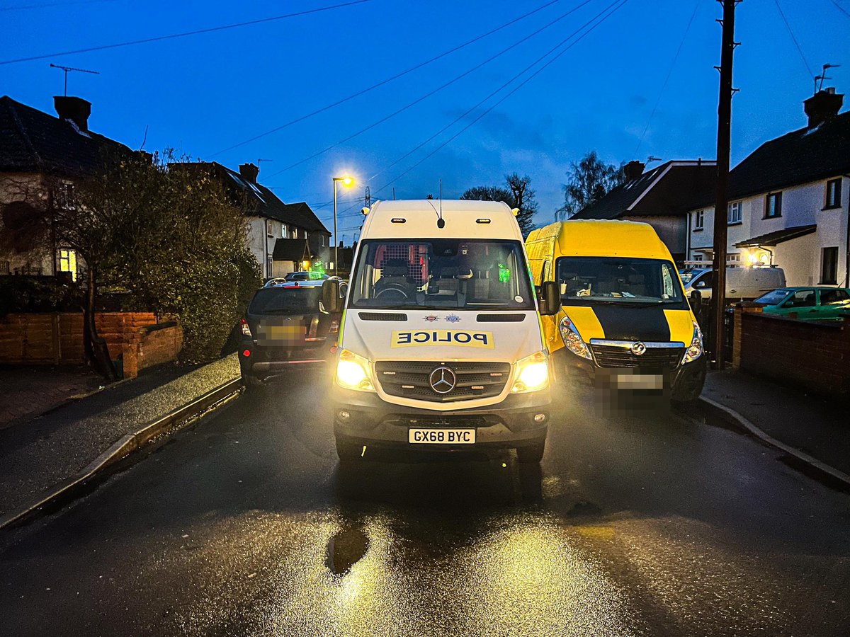 RunnymedeBeat's tweet photo. Which came first? The chicken or the egg? A larger vehicle will struggle.
#ParkSmart #InCaseOfFire
#OnPatrol https://t.co/Gw8lcR6Jzo