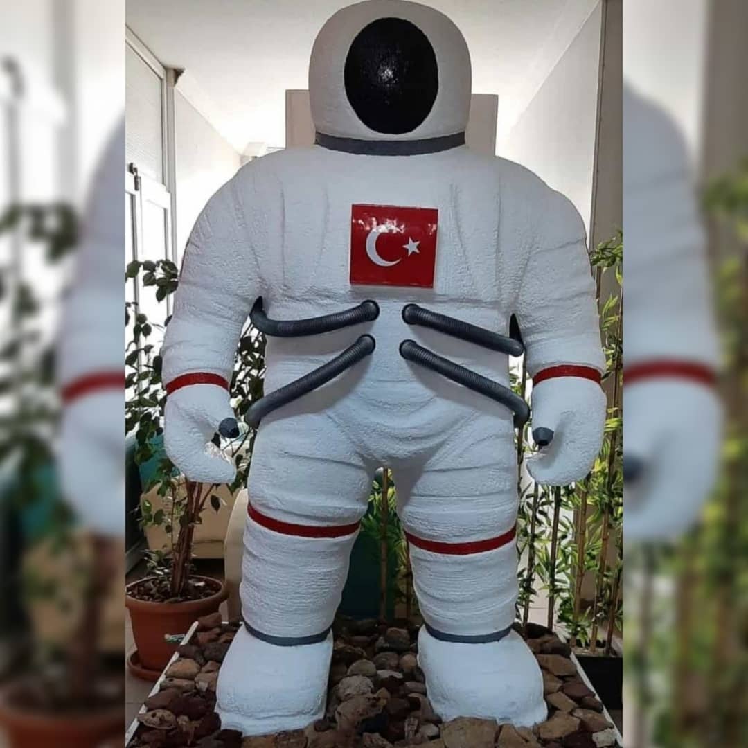 Kurumumuz Görsel Sanatlar öğretmeni Ali Kaya ve öğrencilerimiz tarafından yapılan astronot heykeli çalışması tamamlanmıştır. Öğretmenimiz  ve Iğdır Bilsem öğrencilerine teşekkür ederiz.
<a href="/mehmetnezirg/">mehmet nezir gül</a> <a href="/igdirmem76/">Iğdır İl Milli Eğitim Müdürlüğü</a> <a href="/canl_servet/">Servet CANLI</a> <a href="/mramazanbarin/">Ramazan Barın</a> <a href="/MebOrgm/">Özel Eğitim ve Rehberlik Hiz. Genel Müdürlüğü</a> <a href="/tcmeb/">Millî Eğitim Bakanlığı</a> <a href="/sariibrahim_h/">H. Engin Sarıibrahim</a>
