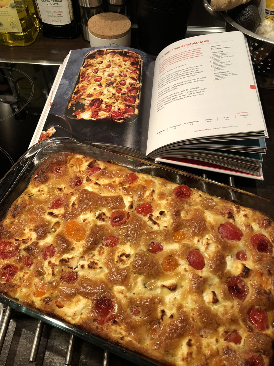 CaroValk's tweet photo. Clafoutis van kerstomaatjes. Best goed gelukt, al zeg ik het zelf. En het ruikt zó lekker hier nu! @wateetjanneke #koolhydraatarmebijbel https://t.co/boaHa0jBdG